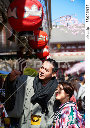 The portrait of a couple pointing and looking somewhere 33006935