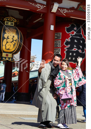 The picture of couple In kimono standing and taking photos together 33006938