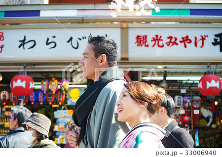 The couple is walking in downtown in Japan 33006940