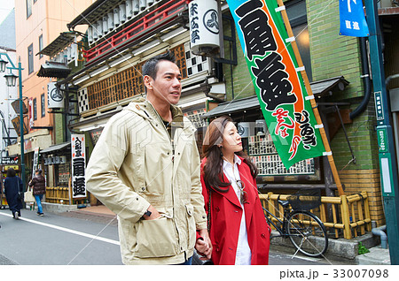 a couple is going sightseeing on the street a couple is going sightseeing on the street 33007098