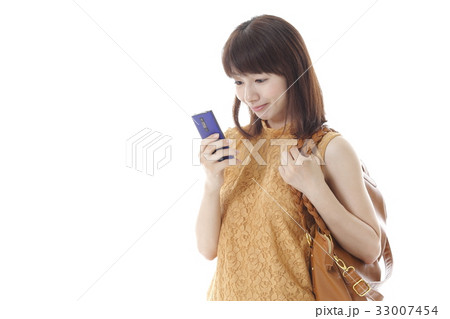 歩きナビ中の若い女性 歩きナビ中の若い女性 33007454