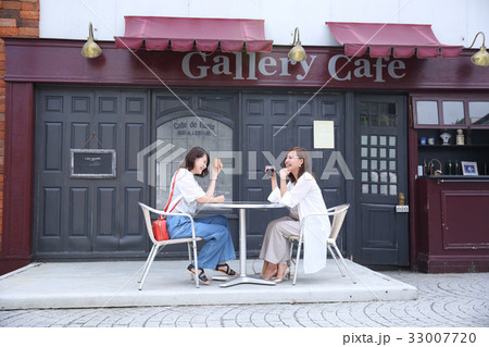 オフェでおしゃべりする女性 33007720