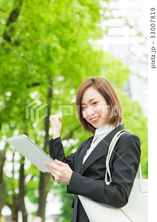 タブレットを見る女性 ビジネス タブレットを見る女性 ビジネス 33007819