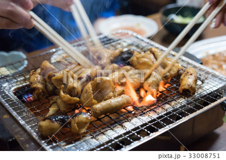 家族で箸を使い食べる昔ながらの焼肉屋さんでのトンチャン 家族で箸を使い食べる昔ながらの焼肉屋さんでのトンチャン 33008751