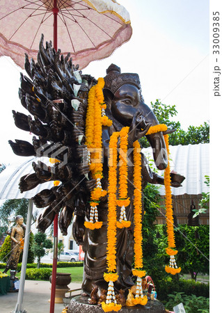 Many cast bronze hands of god Ganesha 33009385