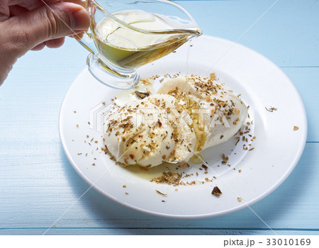 olive oil pour onto mozzarella cheese 33010169