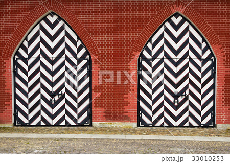 Old wooden gate in St. Petersburg, print in black 33010253