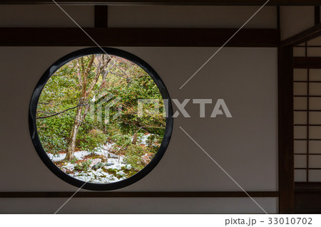 京都　源光庵の悟りの窓 33010702
