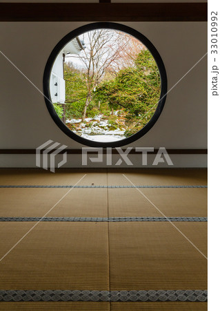 京都　源光庵の悟りの窓 33010992