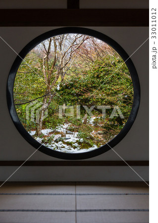 京都　源光庵の悟りの窓から見える冬景色 33011012