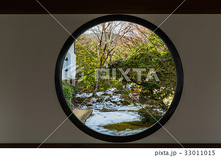 京都 源光庵の悟りの窓から見える冬景色 京都 源光庵の悟りの窓から見える冬景色 33011015