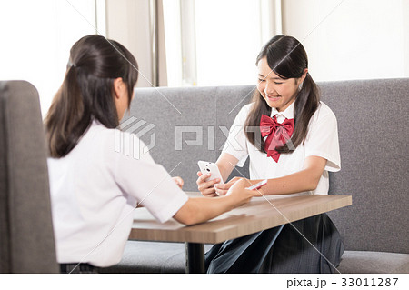 スマホのアドレス交換をする女子中学生 33011287