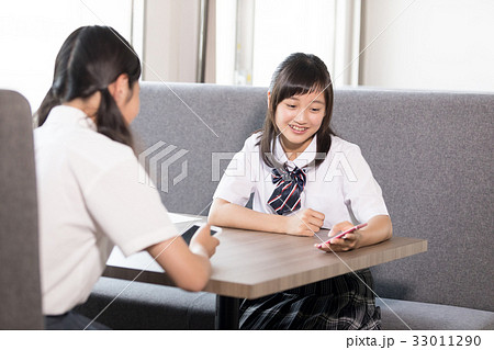 スマホのアドレス交換をする女子中学生 33011290