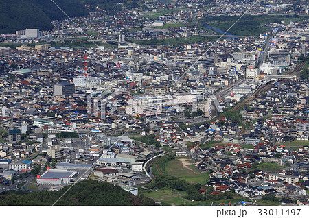 三次市中心部 市役所と三次駅付近を高谷山展望台から俯瞰するの写真素材