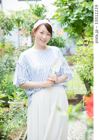 ガーデニング　女性 33012239