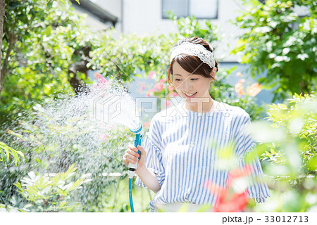 ガーデニング 女性 ガーデニング 女性 33012713