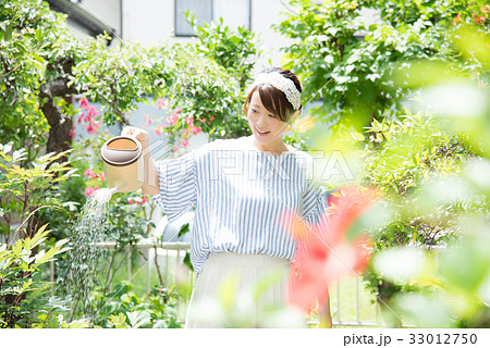 ガーデニング　女性 33012750