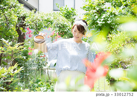ガーデニング　女性 33012752