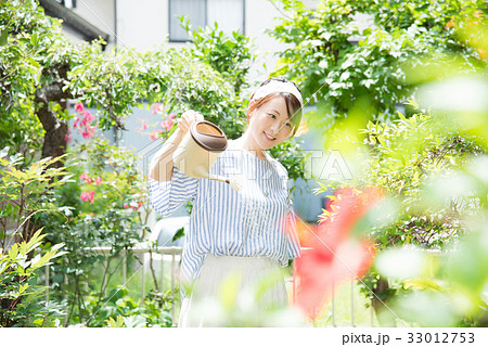 ガーデニング　女性 33012753