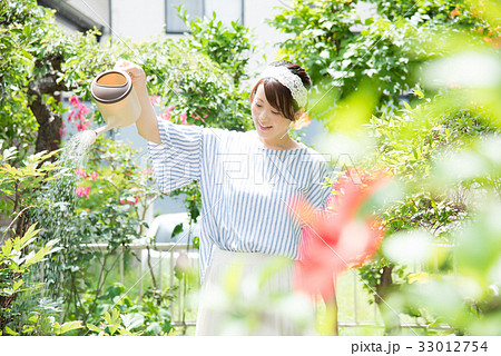 ガーデニング　女性 33012754