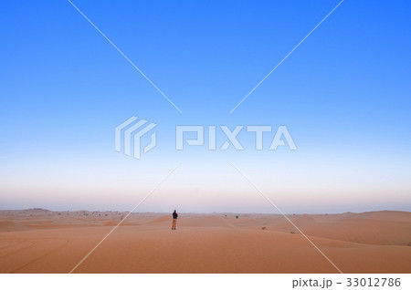 Man in the vast desert 33012786