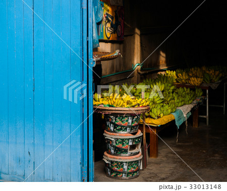 Blue door and Banana selling 33013148