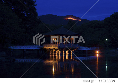 奈良 大文字送り火と浮見堂 奈良 大文字送り火と浮見堂 33013339