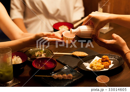 女子会 飲み会 焼き鳥の写真素材