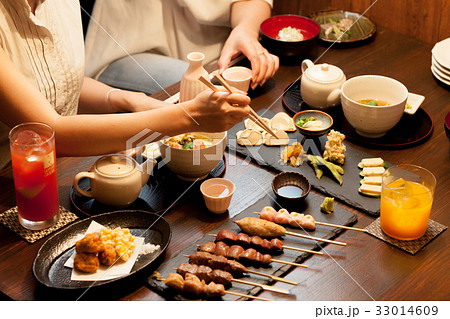 女子会 飲み会 焼き鳥の写真素材