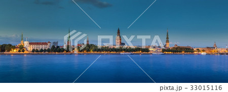 Panoramic view of Riga old town at sunset 33015116
