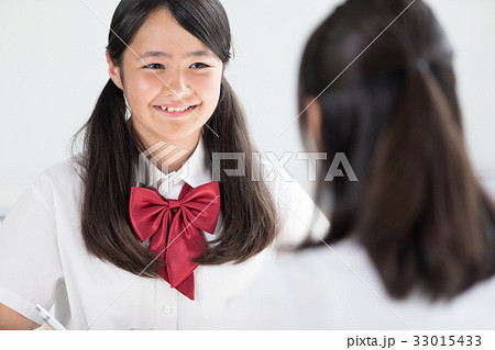 友達と勉強をする女子中学生の写真素材