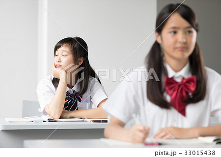 授業中に考え事をする女子中学生 授業中に考え事をする女子中学生 33015438