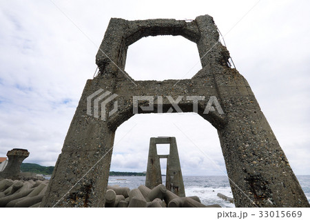 【国史跡・佐渡金銀山遺跡・土木遺産】佐渡鉱山 大間港（ローダー橋脚） 33015669