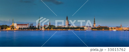 Panoramic view of Riga's old town at sunset 33015762