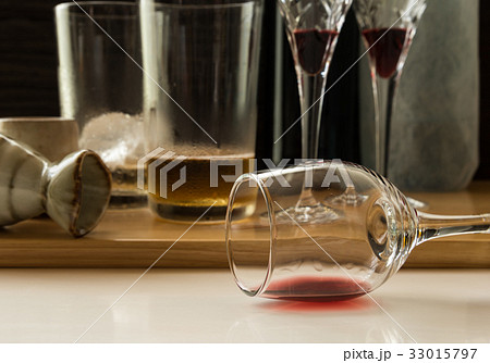 飲み過ぎ　飲み残し　アルコール依存症　ちゃんぽん　日本酒　ワイン　ビール　サワー 33015797