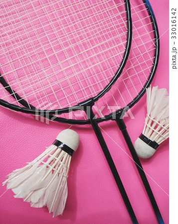 Shuttlecocks with badminton racket  33016142