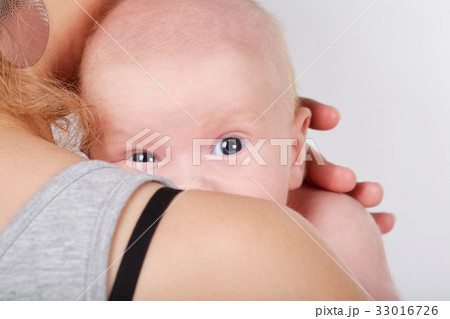 cute newborn baby on mothers shoulder 33016726