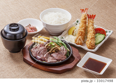 焼肉と海老フライの定食 ステーキとエビフライ定食 焼肉と海老フライの定食 ステーキとエビフライ定食 33017498