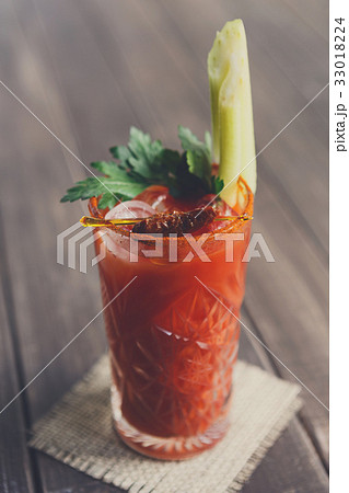 Bloody mary cocktailin glass, alcoholic drink 33018224