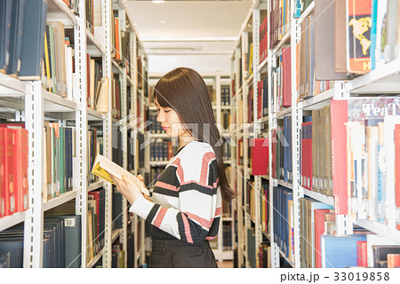 図書館で勉強する女子大生 33019858