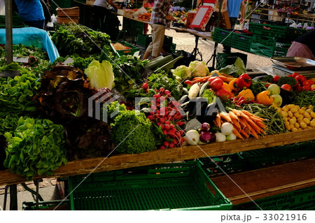 スイス朝市での野菜販売 33021916