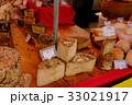 朝市でのチーズ販売 33021917