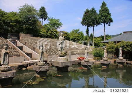 新緑の呑山観音寺の水子地蔵尊(福岡県) 新緑の呑山観音寺の水子地蔵尊(福岡県) 33022622