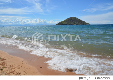 マラウイのリゾートマラウイのリゾート地　ケープマクレア、マラウイ湖と島とビーチ 33022999