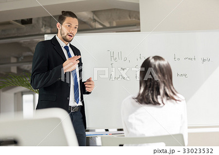 英会話スクールの外国人講師と生徒 英会話スクールの外国人講師と生徒 33023532