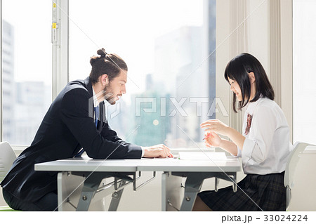 外国人教師と女子中学生 33024224