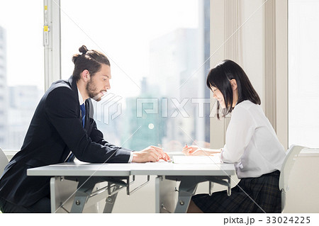 外国人教師と女子中学生 外国人教師と女子中学生 33024225