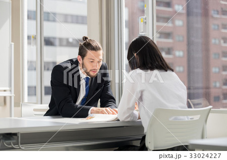 外国人教師と生徒 33024227