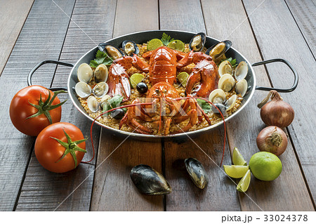 Paella with fresh lobster, clams, mussels and lime Paella with fresh lobster, clams, mussels and lime 33024378