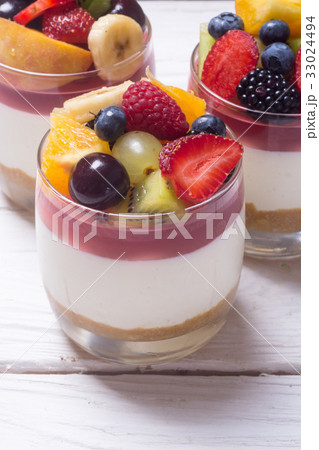 Cheesecake with fruit and berries 33024494
